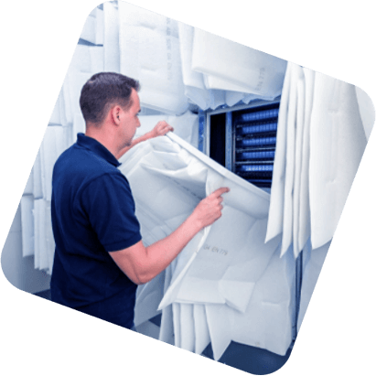 Medewerker onderhoudt het koelingssysteem in het STRATO datacenter