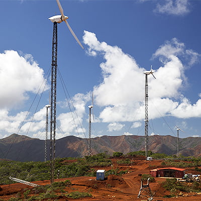 Meerdere windmolens op het eiland Nieuw-Caledonië