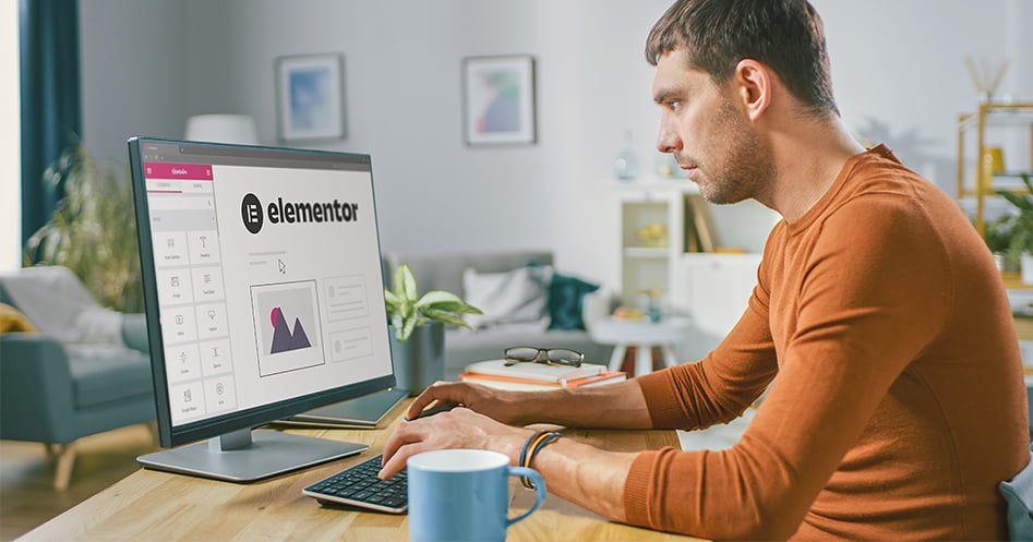 Een man bewerkt een Elementor-website op de computer