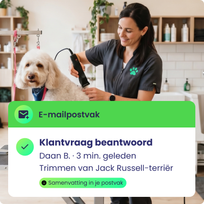 Medewerker trimt een poedel in de salon, met e-mailpostvak en notificatie in beeld