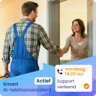 Een installateur tijdens een klantafspraak, een grafisch kader laat zien dat de AI-telefoonassistent ondertussen actief is.