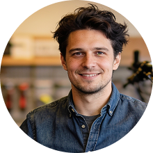 Portret van Marek Lindeboom, eigenaar van een e-bikewinkel
