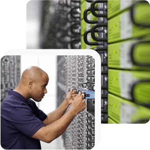 Foto: man plaatst een server in een serverrack