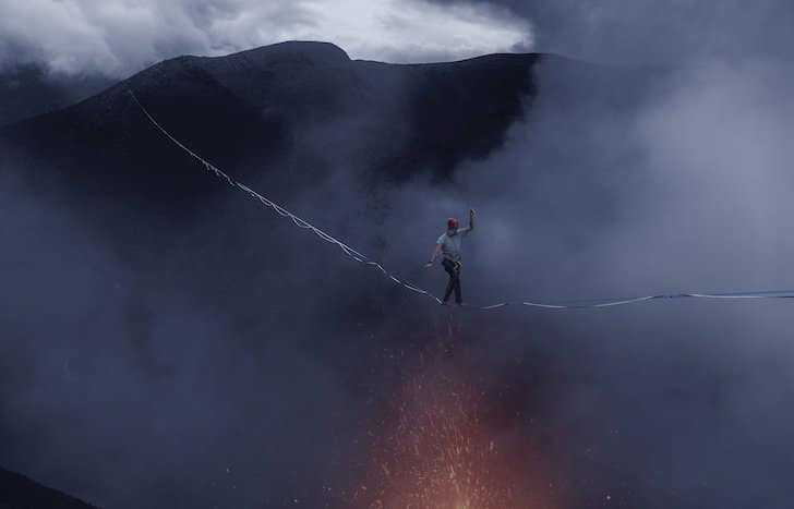 One Inch Dreams: Alex loopt met een ademmasker over de vulkaan
