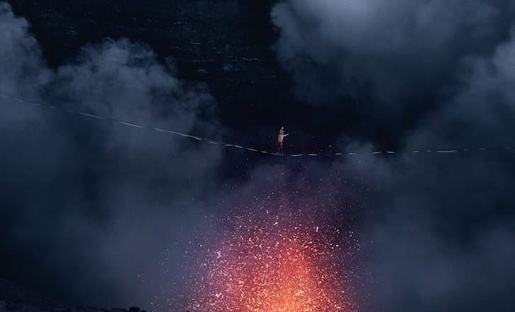 op-de-slackline-over-een-uitbarstende-vulkaan