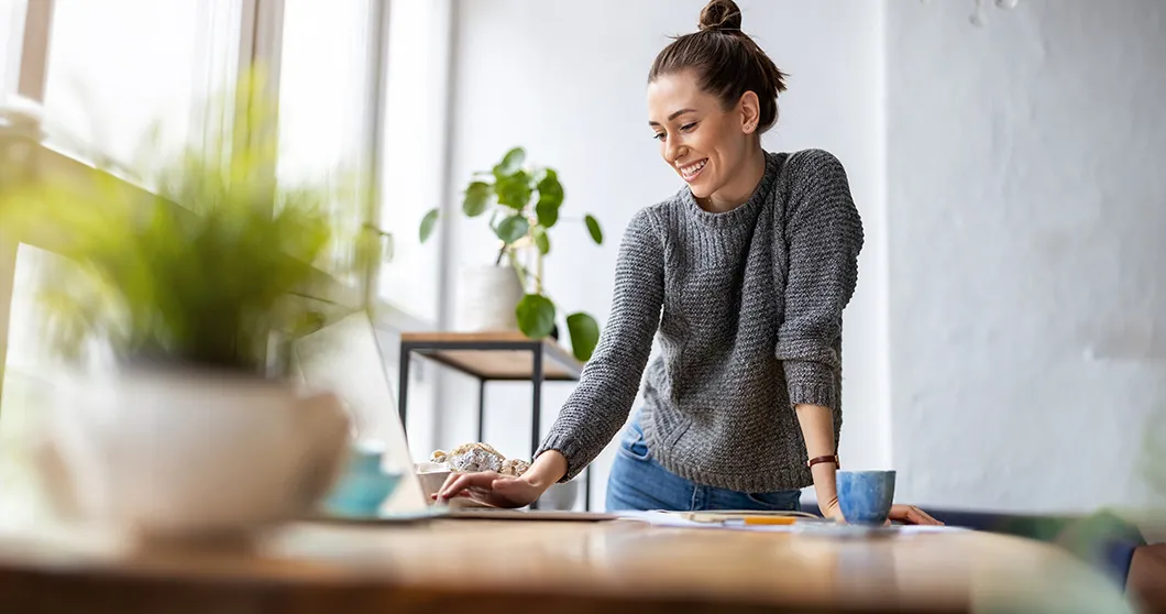 Jonge vrouw werkt op haar laptop
